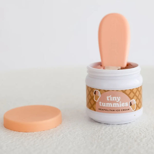 Magisches Glas von Tiny Tummies mit Löffel zum Füttern von Puppen – Italienisches Eis