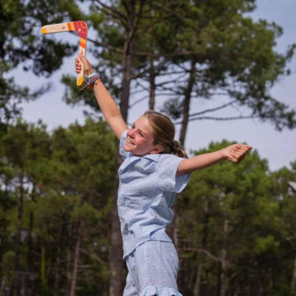 Ein Bumerang aus Holz