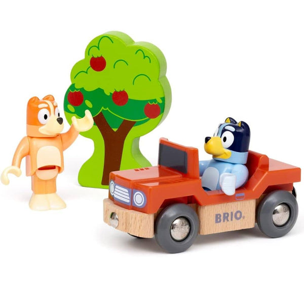 Bluey im roten Auto, Bingo neben dem Baum
