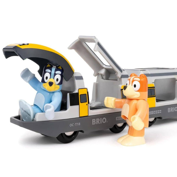 Bluey im Zug mit aufgeklapptem Dach, daneben Bingo