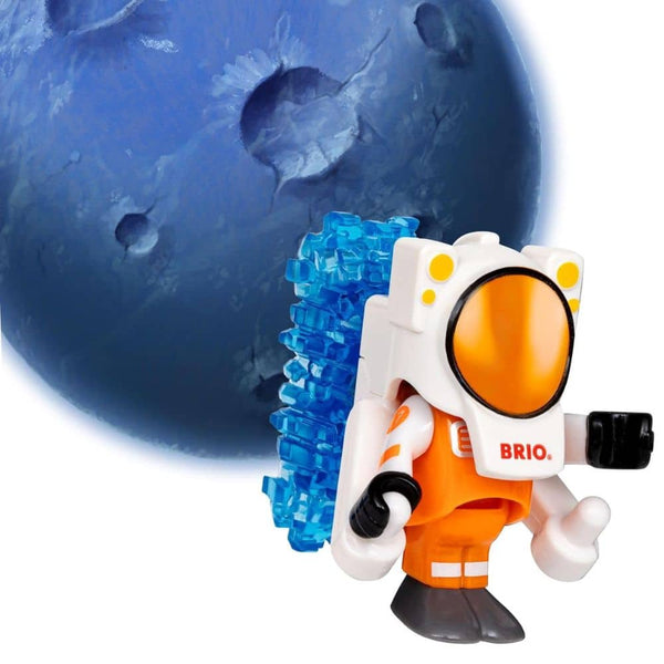 Astronaut im Raumanzug mit blauem Kristall vor einem Planeten