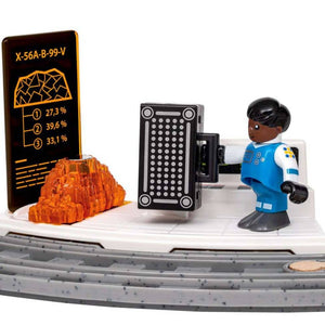 Astronaut an der Forschungsstation mit Bildschirm