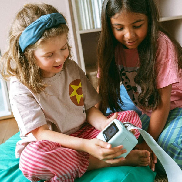 Kidywolf Kidyprinter AI - Kinder schauen gemeinsam auf einen frischen Ausdruck