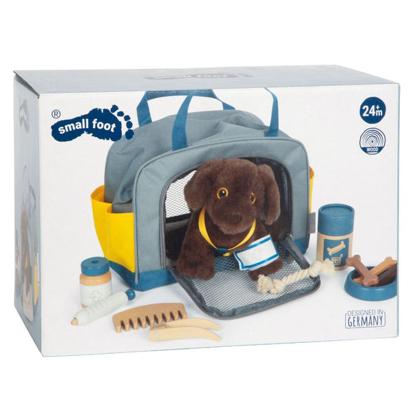 Labrador-Hund mit Tasche und Pflege-Set