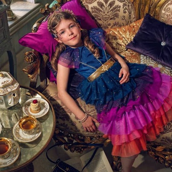 Mehrfarbiges Tüllkleid Dawn mit Rüschen in Dunkelblau, Pink und Orange auf einer Schneiderpuppe
