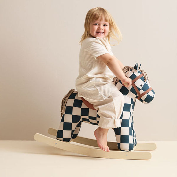 Kind reitet auf dem Schaukelpferd Miro von Kid's Concept