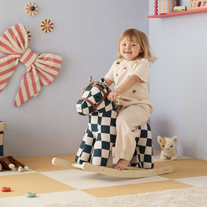 Kind spielt mit dem Schaukelpferd Miro im Kinderzimmer