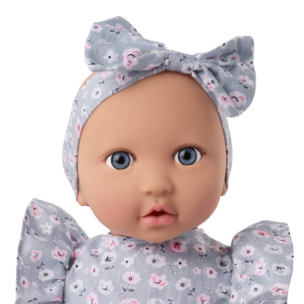 Babypuppe mit Kleid und Stirnband mit Strampler und Trinklernbecher