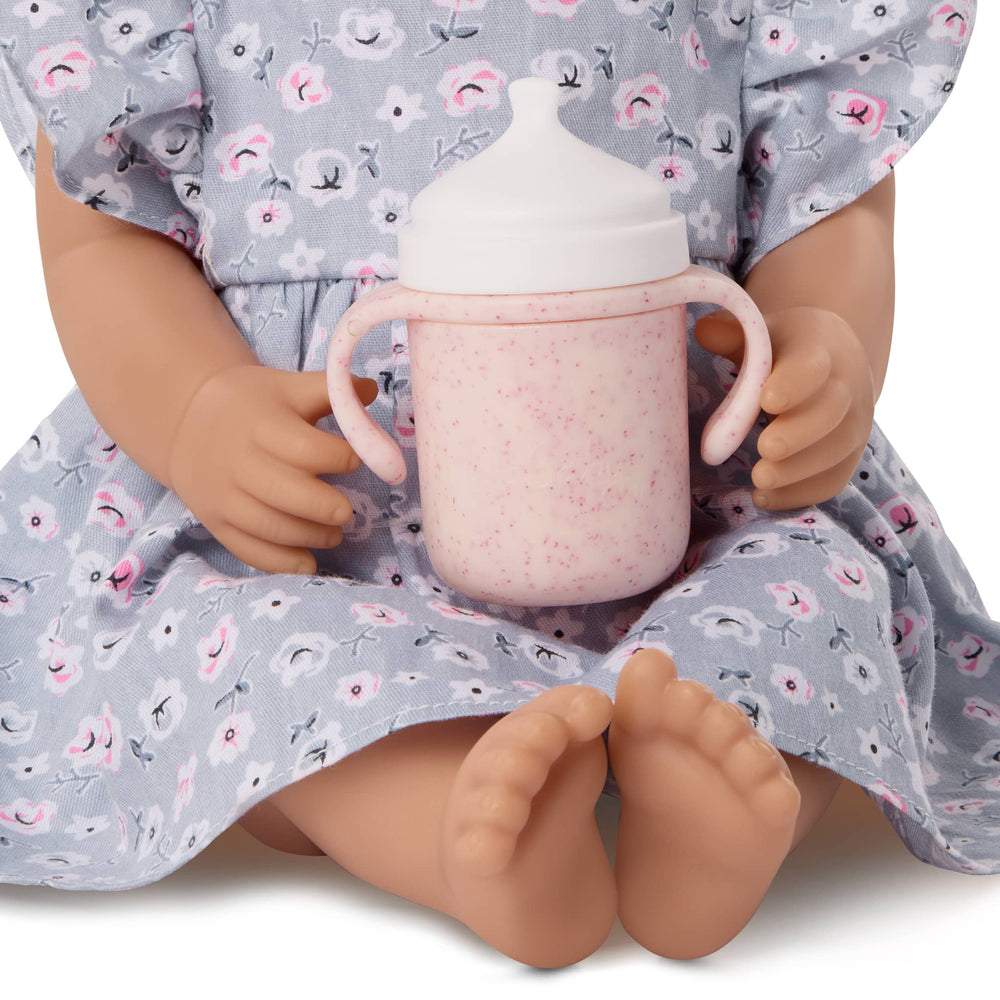 Babypuppe mit Kleid und Stirnband mit Strampler und Trinklernbecher