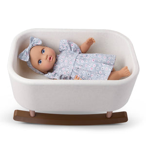 Babypuppe mit Kleid und Stirnband mit Strampler und Trinklernbecher