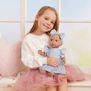 Babypuppe mit Kleid und Stirnband mit Strampler und Trinklernbecher