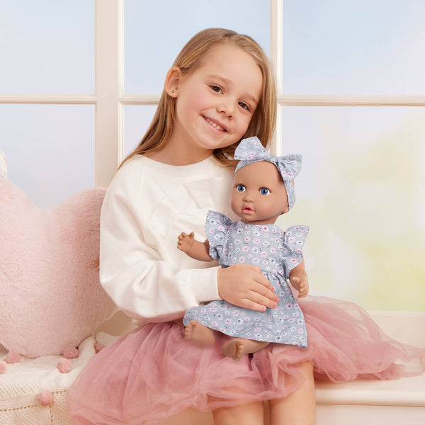 Babypuppe mit Kleid und Stirnband mit Strampler und Trinklernbecher