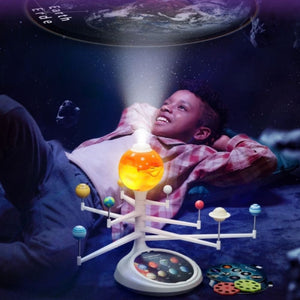 Kind betrachtet die Weltraumprojektion des 3D-Sonnensystems von Science Can