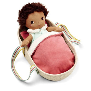 Puppe mit dunklen Haaren im Puppentragekorb von Lilliputiens