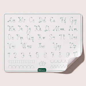 Übungsseite der Malunterlage mit Buchstaben, Zahlen und Schwungübungen