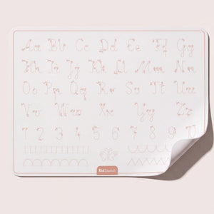 Übungsseite der Malunterlage mit Buchstaben, Zahlen und Schwungübungen