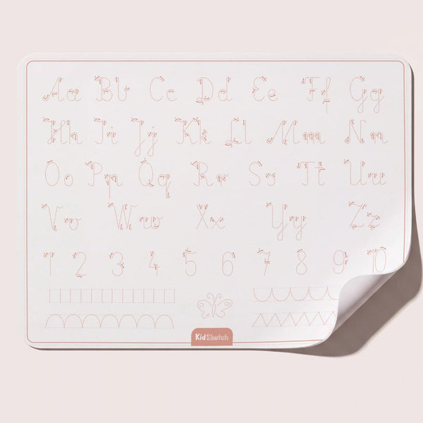 Übungsseite der Malunterlage mit Buchstaben, Zahlen und Schwungübungen