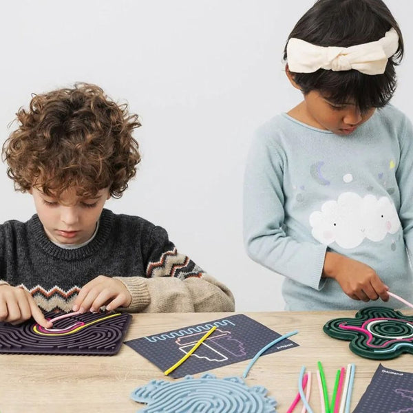 Miniland Flexihetti - Kinder spielen mit den Sensorik-Puzzles am Tisch