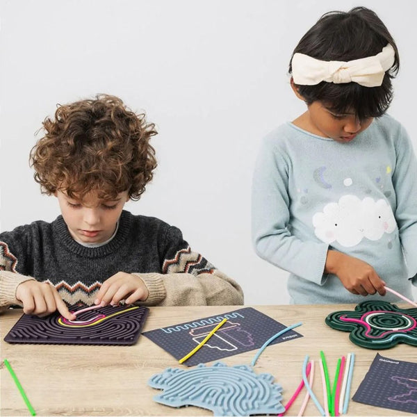 Miniland Flexihetti - Kinder spielen mit den Sensorik-Puzzles am Tisch