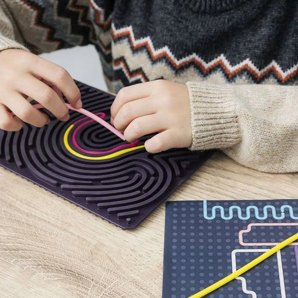Miniland Flexihetti Sensorik-Tablet - Kinderhände legen bunte Silikonteile