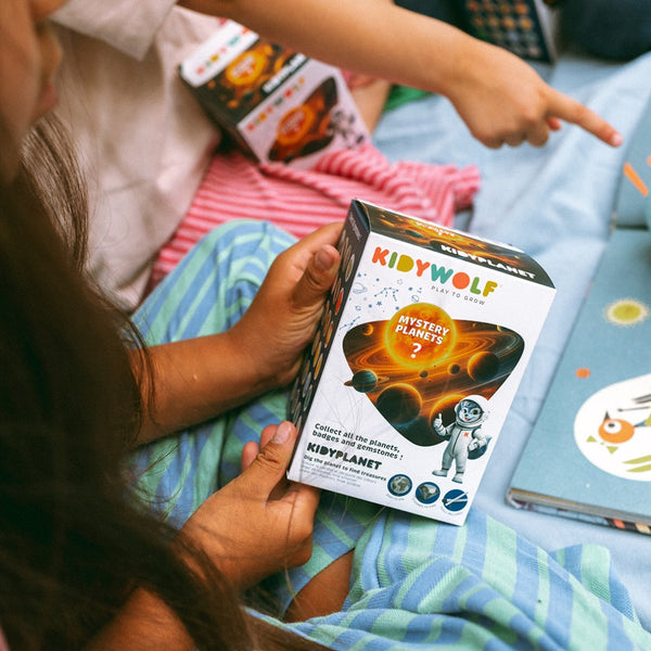 Kinder öffnen die Kidywolf KidyPlanet Überraschungsbox