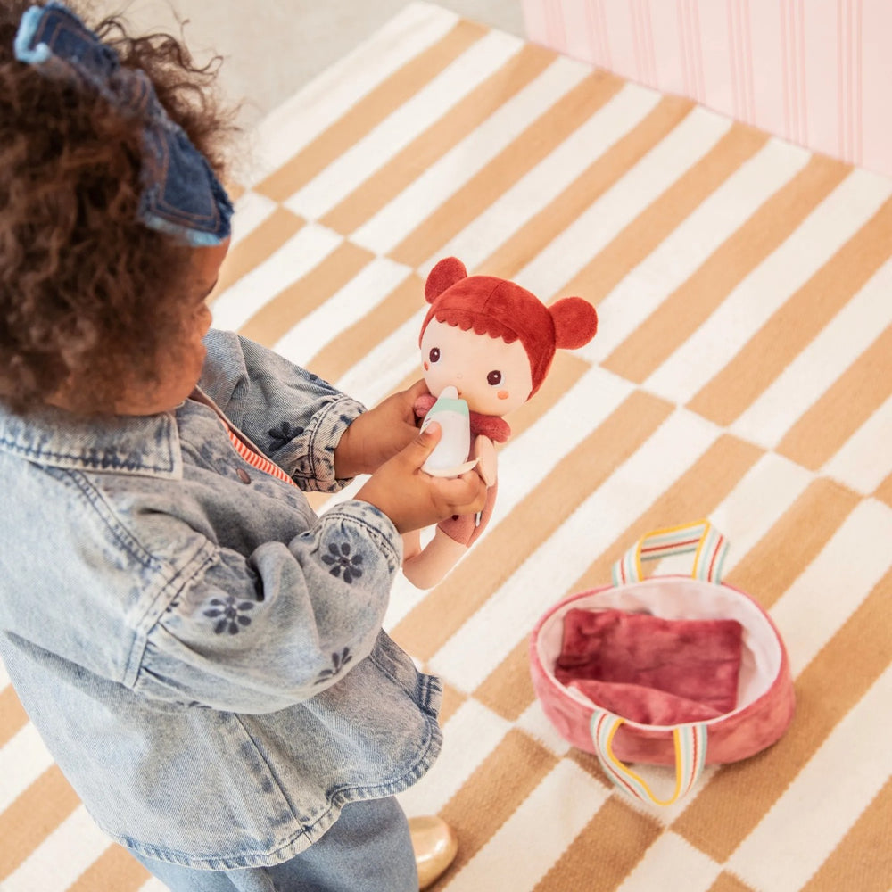 Babypuppe Pop Mio von Lilliputiens im Tragekörbchen mit Fläschchen