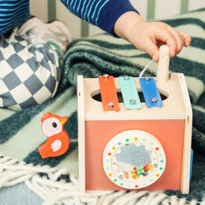 Kind spielt mit dem Klang-Activity-Haus Bauernhof von Lilliputiens