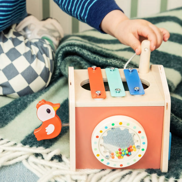 Kind spielt mit dem Klang-Activity-Haus Bauernhof von Lilliputiens