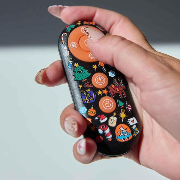 Mit Wintermotiven von OMY verzierter Gegenstand in der Hand