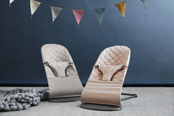 Babywippe BLISS – Sandgrau + Spielzeug