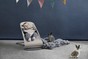 Babywippe BLISS – Sandgrau + Spielzeug