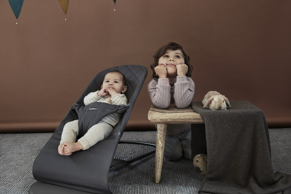 Babywippe BLISS – Anthrazit + Spielzeug