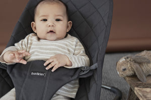Babywippe BLISS – Anthrazit + Spielzeug