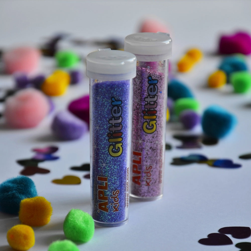 Bunte Bastelmaterialien von Apli Kids mit Pompons und herzförmigen Glitzerstücken für kreative Projekte