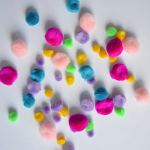 Bunte Bastelpompons von Apli Kids in verschiedenen Farben für kreative Projekte und Kinderhandwerk