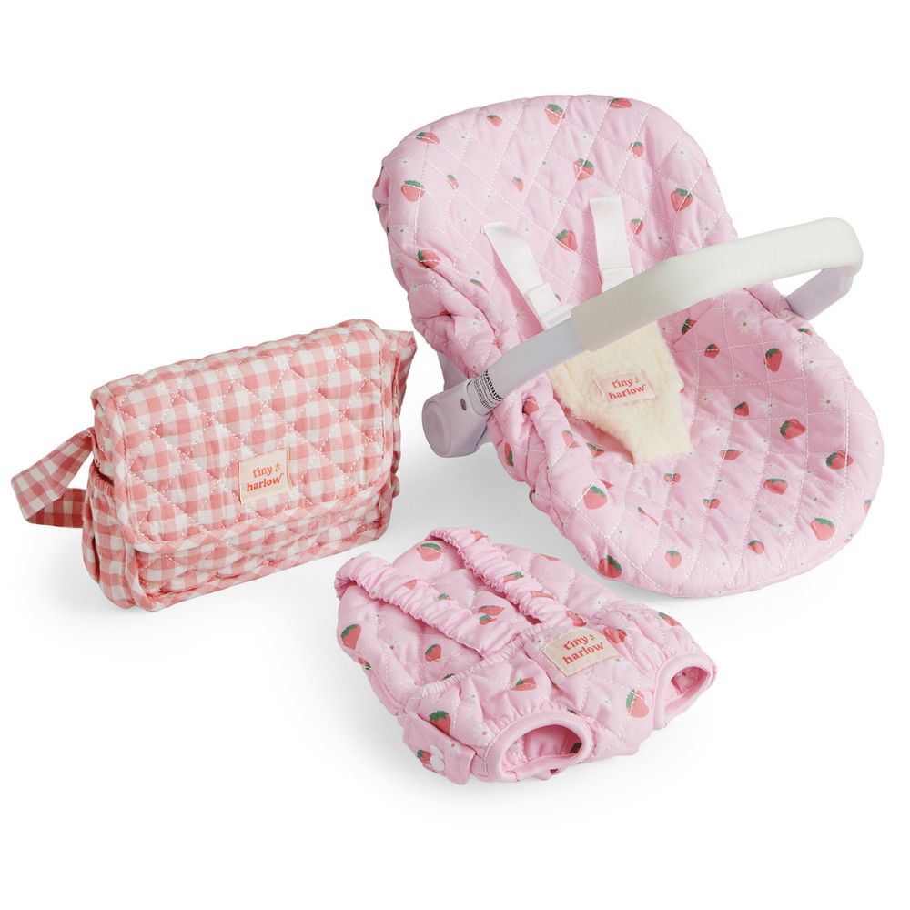 Autositz für Puppen kaufen von Tiny Harlow, gepolstert in Rosa mit Erdbeer-Motiv und Sicherheitsgurt