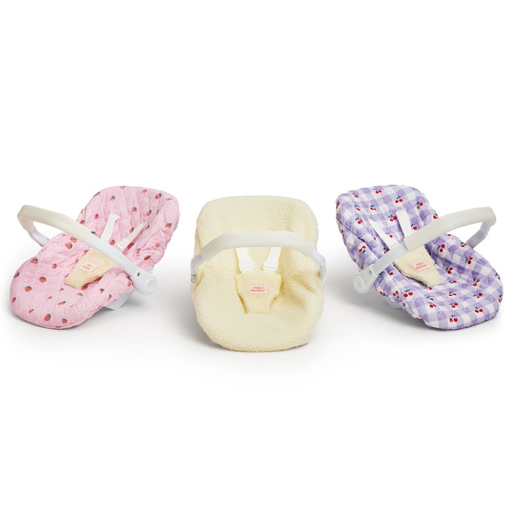 Autositz für Puppen kaufen von Tiny Harlow, gepolstert in Rosa mit Erdbeer-Motiv und Sicherheitsgurt