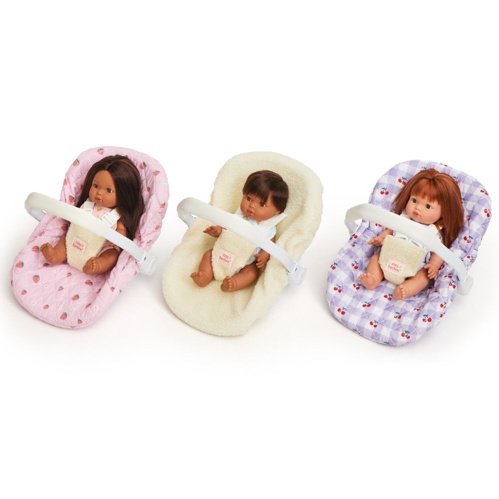 Autositz für Puppen kaufen von Tiny Harlow, gepolstert in Rosa mit Erdbeer-Motiv und Sicherheitsgurt