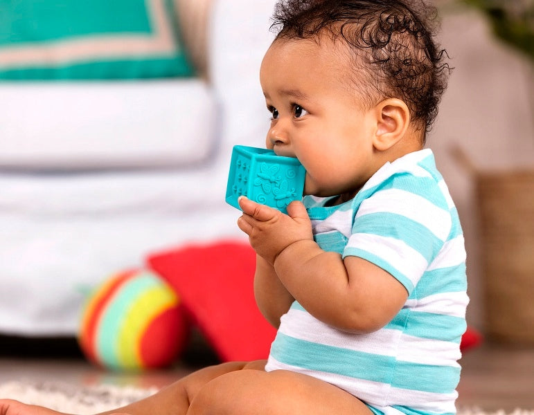 B.Toys weiche Bausteine für Kinder in einer bunten Tragetasche mit 10 verschiedenen Blöcken