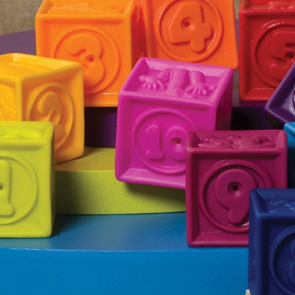 Bunte weiche Bausteine für Kinder zum Spielen und Lernen in verschiedenen Formen und Farben