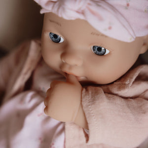 Babypuppe Lily mit Zubehör –  Spielpuppe ab 18 Monaten