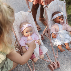 Babypuppe Lily mit Zubehör –  Spielpuppe ab 18 Monaten