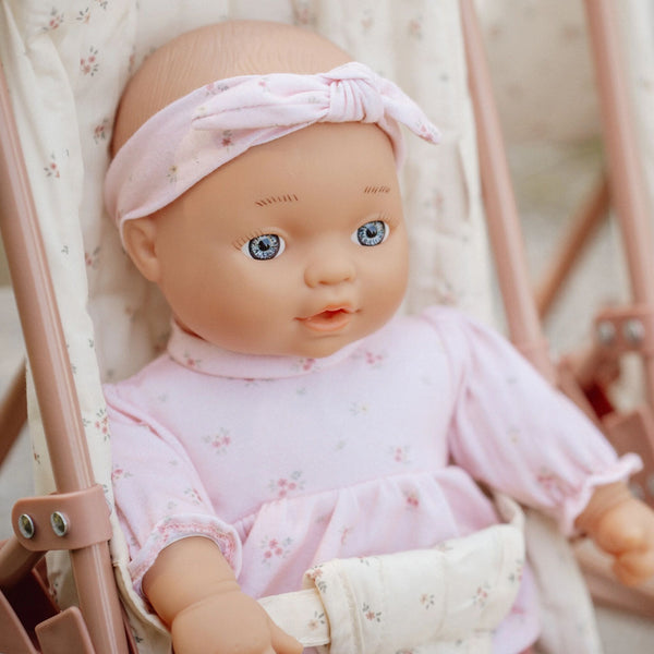 Babypuppe Lily mit Zubehör –  Spielpuppe ab 18 Monaten