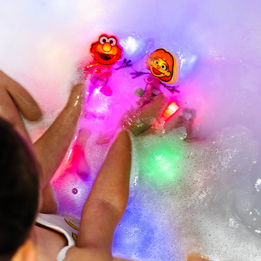 Badefigur Elmo – Set mit zwei im Wasser leuchtenden Sensorikwürfeln von Glo Pals