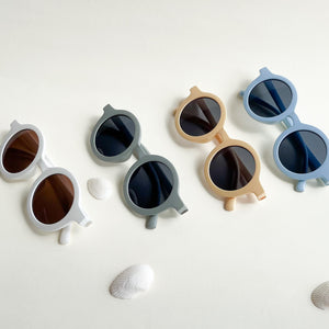 Vier Kinder Sonnenbrille Craspedia – Banana Bay 3–8 Jahre in Weiß Grau Beige und Blau mit abgerundeten Gläsern