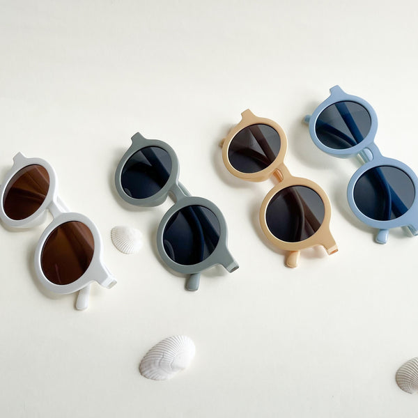 Vier Kinder Sonnenbrille Craspedia – Banana Bay 3–8 Jahre in Weiß Grau Beige und Blau mit abgerundeten Gläsern