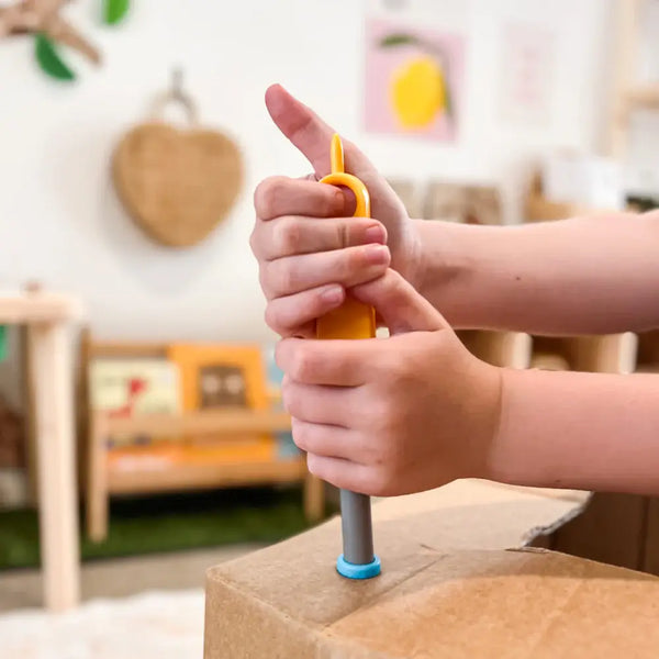 Bastelwerkzeug Set für Kinder mit leuchtend orangefarbenem Griff zum einfachen Basteln mit Karton