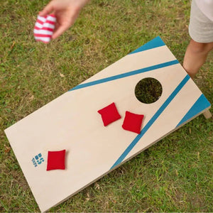 BS Toys Wurfspiel aus Holz kaufen mit bunten Stoffsäcken und Spielbrett auf dem Rasen