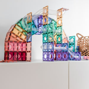 Connetix Kulodrom aus bunten Magnetbausteinen mit rutschender Bahn und Konstruktionselementen