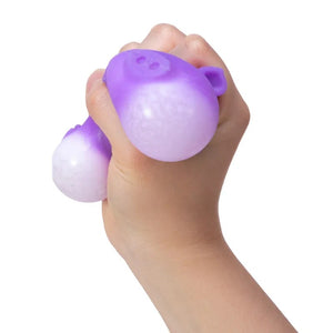 Schylling Dig It Pig Needoh progressive Zabawka in lila Farbe in Kinderhand